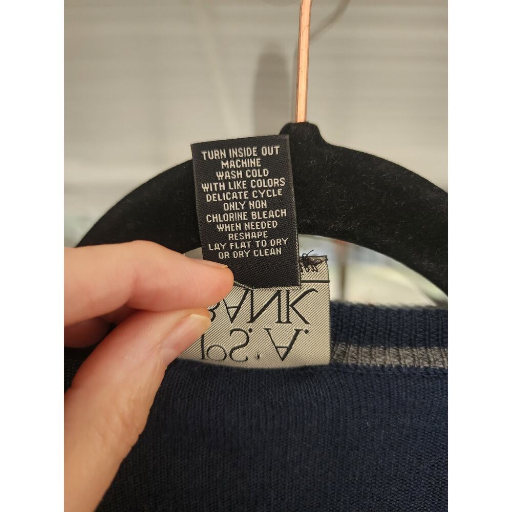 JOS A Bank Traveler Collection Large 100% Merino Wool Blue V-Neck Sweater - Picture 4 of 4